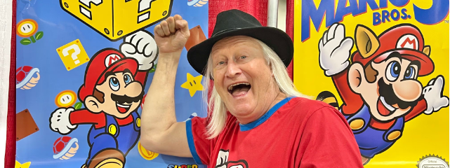 Charles Martinet no estande da Nintendo
